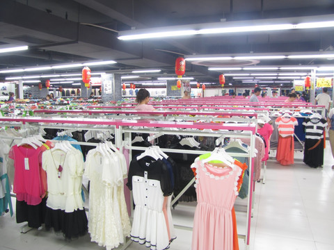 商場服裝展示零售店