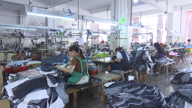 家門口的世界丨鄉鎮牛仔褲&ldquo;闖世界&rdquo; 由小作坊到&ldquo;服裝名城&rdquo;的華麗蛻變